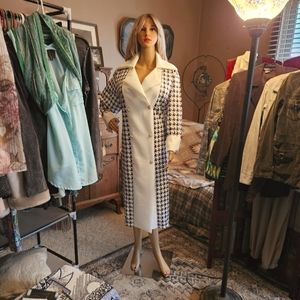 Womens~Size 2X~Black & White~Long Sleeves~6 Gold Colored Buttons on Front.